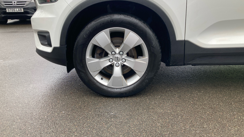 Volvo Xc40 2.0 T4 Momentum Pro 5dr AWD Geartronic Petrol Estate